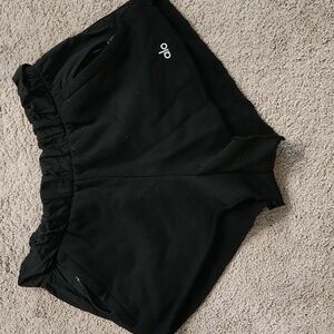 ALO Yoga Women's Playmaker Dolphin Short In Black